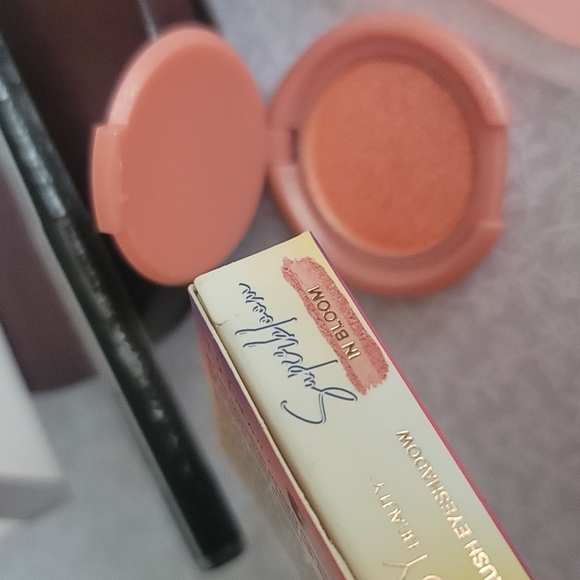 5 Piece Makeup Bundle - Picture 7 of 13